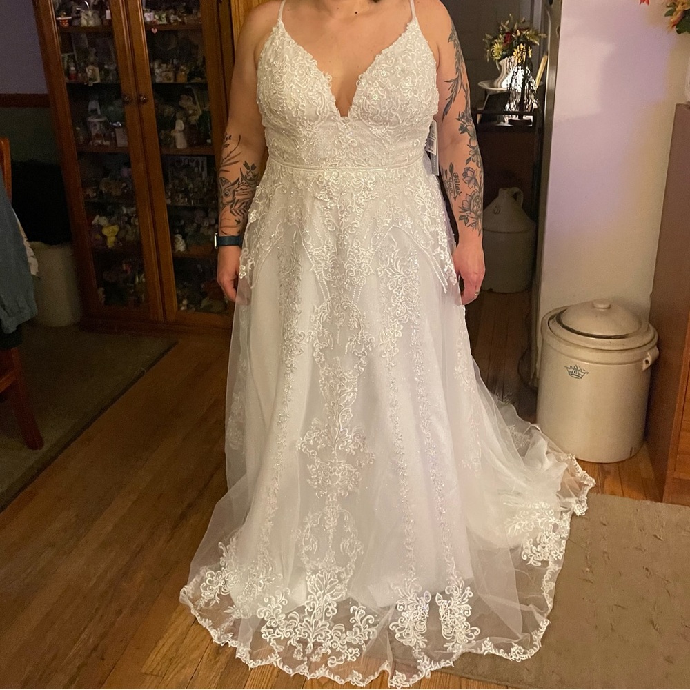 BRAND NEW NEVER WORN Wedding dress